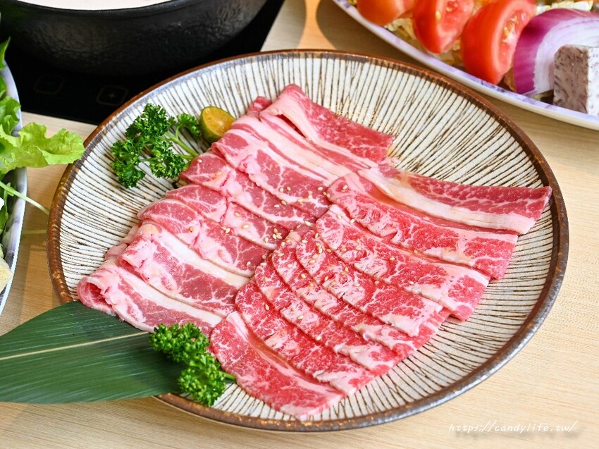 全台最大築間鍋物就在台中中科商圈，佔地百坪，火烤兩吃自助吧吃到飽，營業至凌晨四點