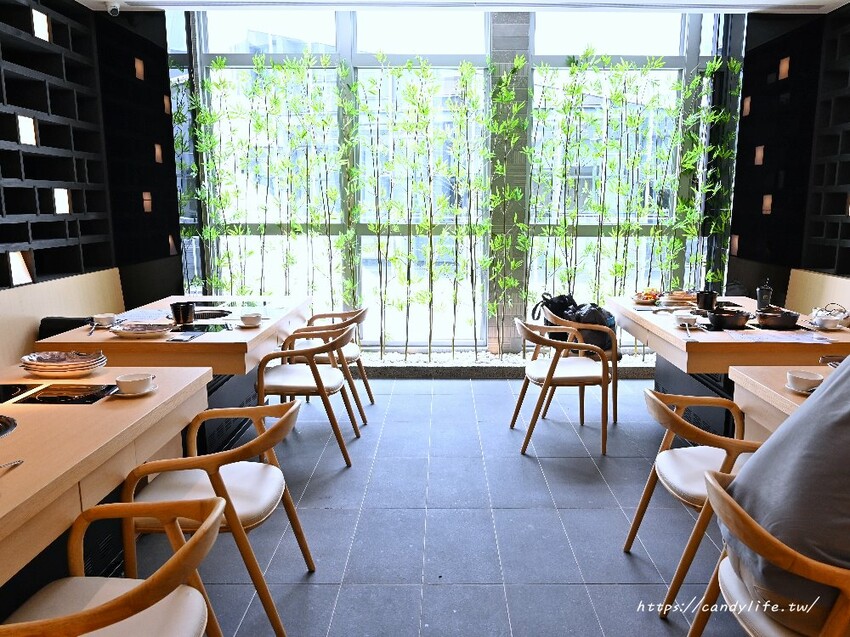 全台最大築間鍋物就在台中中科商圈，佔地百坪，火烤兩吃自助吧吃到飽，營業至凌晨四點