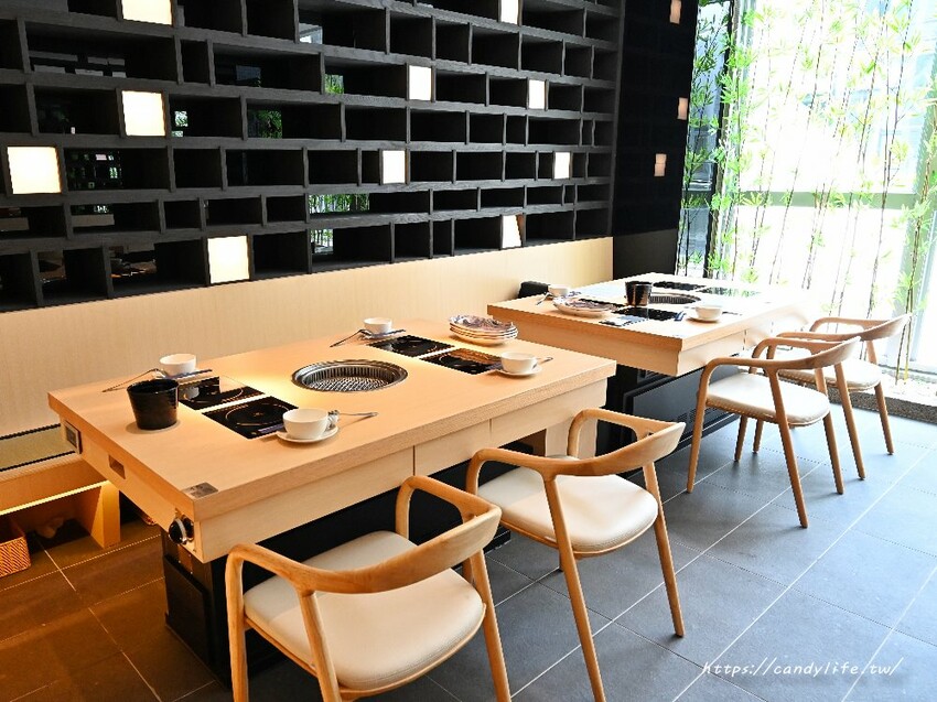 全台最大築間鍋物就在台中中科商圈，佔地百坪，火烤兩吃自助吧吃到飽，營業至凌晨四點