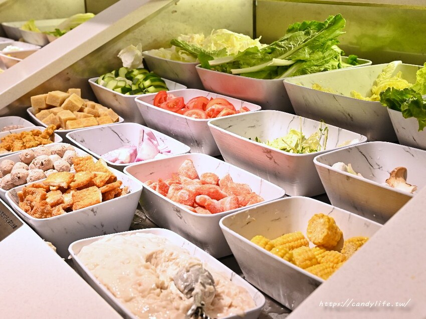 全台最大築間鍋物就在台中中科商圈，佔地百坪，火烤兩吃自助吧吃到飽，營業至凌晨四點