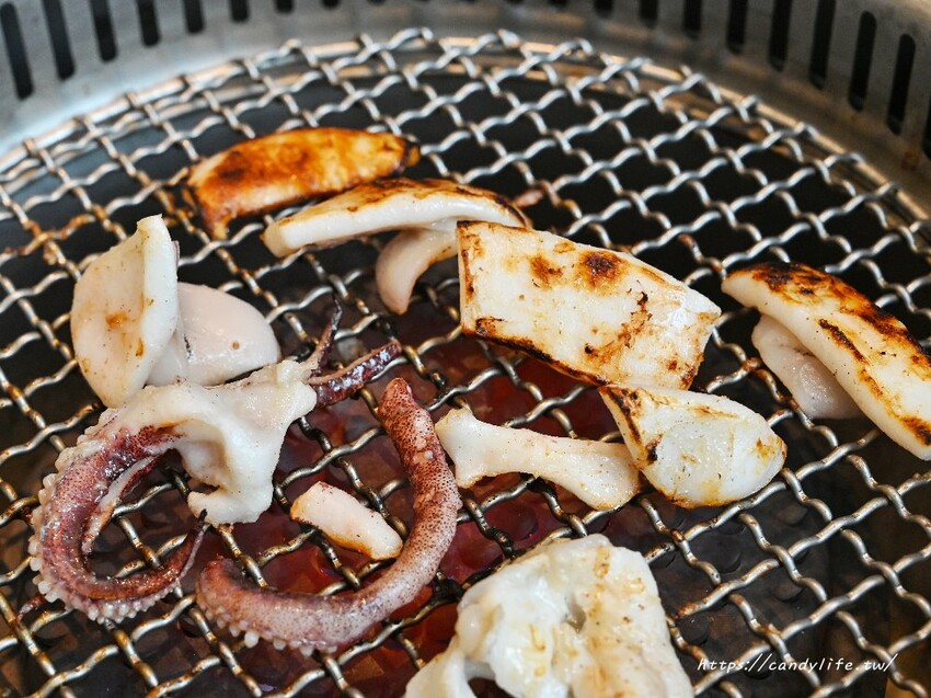 全台最大築間鍋物就在台中中科商圈，佔地百坪，火烤兩吃自助吧吃到飽，營業至凌晨四點