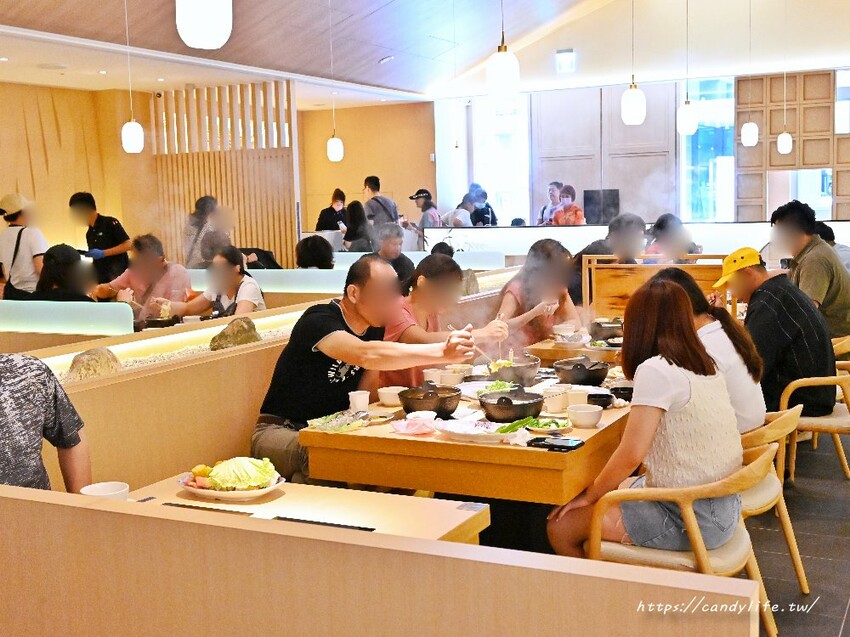 全台最大築間鍋物就在台中中科商圈，佔地百坪，火烤兩吃自助吧吃到飽，營業至凌晨四點