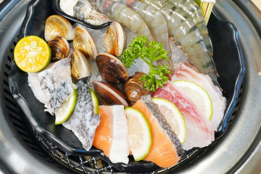 築間全台最大旗艦店在台中插旗啦！「火鍋+烤物」兩吃超滿足，還有蔬菜、飲料與冰淇淋吃到飽！