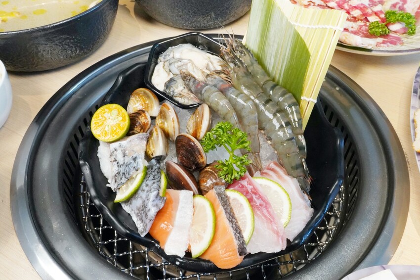 築間全台最大旗艦店在台中插旗啦！「火鍋+烤物」兩吃超滿足，還有蔬菜、飲料與冰淇淋吃到飽！