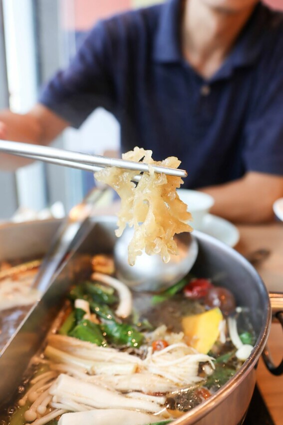 中山區知名火鍋店進軍百貨商圈，單點鍋物328元起就享有時蔬、自助吧吃到飽