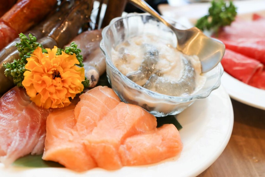 中山區知名火鍋店進軍百貨商圈，單點鍋物328元起就享有時蔬、自助吧吃到飽