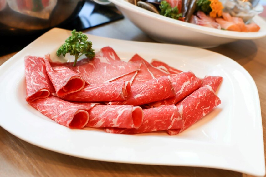 中山區知名火鍋店進軍百貨商圈，單點鍋物328元起就享有時蔬、自助吧吃到飽