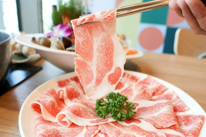 中山區知名火鍋店進軍百貨商圈，單點鍋物328元起就享有時蔬、自助吧吃到飽