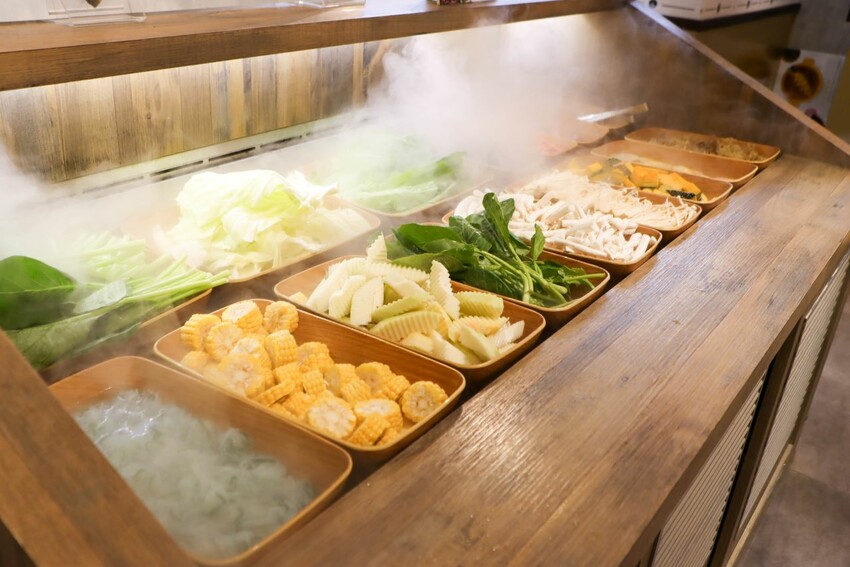 中山區知名火鍋店進軍百貨商圈，單點鍋物328元起就享有時蔬、自助吧吃到飽