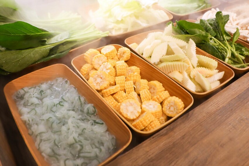 中山區知名火鍋店進軍百貨商圈，單點鍋物328元起就享有時蔬、自助吧吃到飽