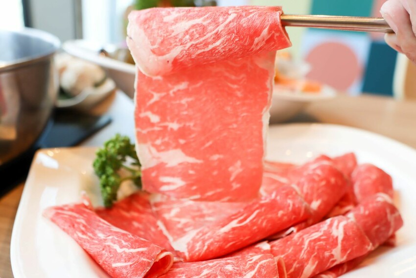 中山區知名火鍋店進軍百貨商圈，單點鍋物328元起就享有時蔬、自助吧吃到飽