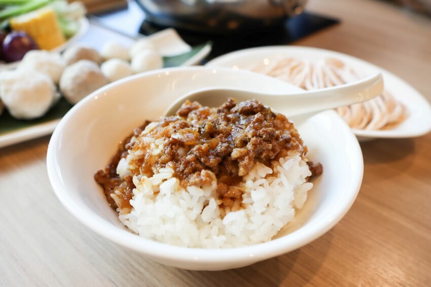 中山區知名火鍋店進軍百貨商圈，單點鍋物328元起就享有時蔬、自助吧吃到飽