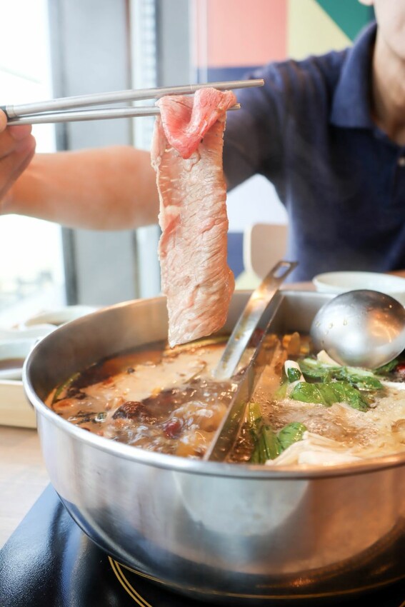 中山區知名火鍋店進軍百貨商圈，單點鍋物328元起就享有時蔬、自助吧吃到飽