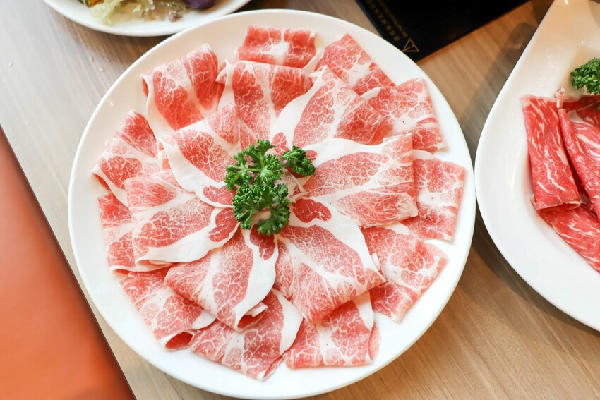 中山區知名火鍋店進軍百貨商圈，單點鍋物328元起就享有時蔬、自助吧吃到飽