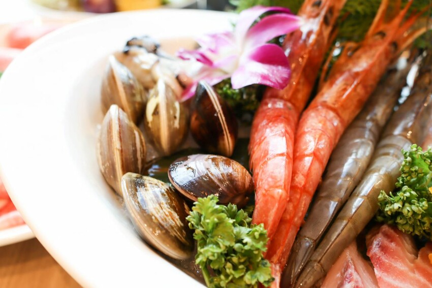 中山區知名火鍋店進軍百貨商圈，單點鍋物328元起就享有時蔬、自助吧吃到飽