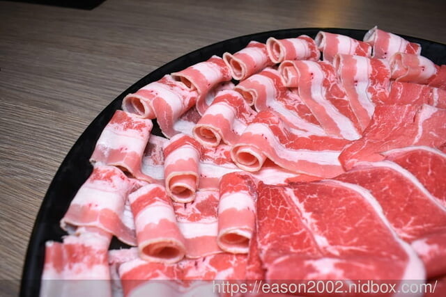 肉多多大變身 網路溫度計好感度，星等及聲量排行蟬聯兩年第一名 | 爆紅的石頭湯竟然在肉多多讓我吃到，難怪已經開了50家直營店 榜上有名的夜宵火鍋