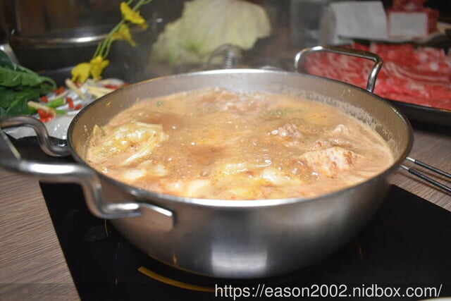 肉多多大變身 網路溫度計好感度，星等及聲量排行蟬聯兩年第一名 | 爆紅的石頭湯竟然在肉多多讓我吃到，難怪已經開了50家直營店 榜上有名的夜宵火鍋