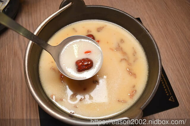 肉多多大變身 網路溫度計好感度，星等及聲量排行蟬聯兩年第一名 | 爆紅的石頭湯竟然在肉多多讓我吃到，難怪已經開了50家直營店 榜上有名的夜宵火鍋