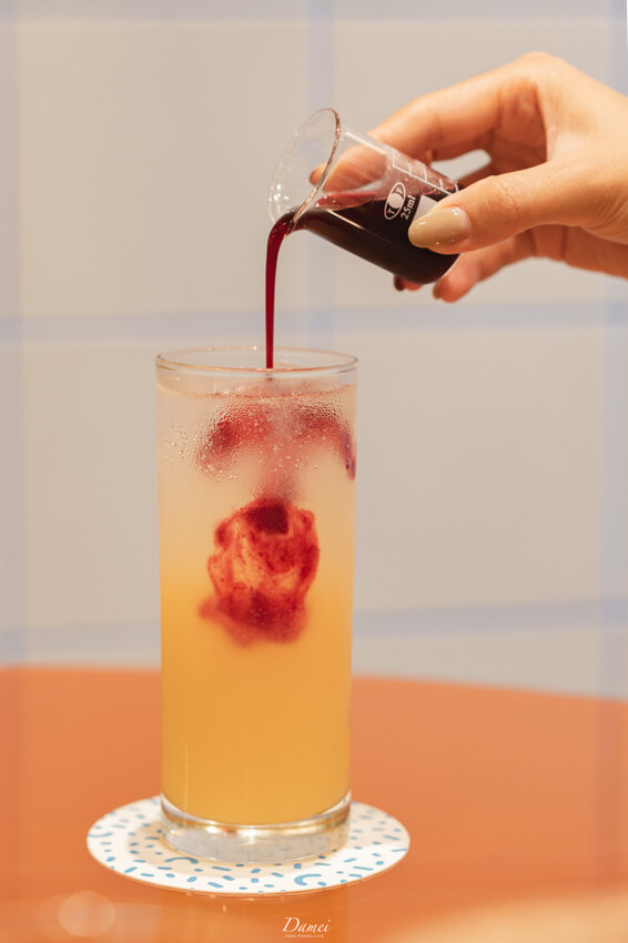 台北信義｜GinGin Coffee Company 信義店-強烈色彩的全日咖啡餐酒空間，文昌街裡的咖啡館 - 大妹 Damei｜台北咖啡廳、韓國旅遊、台北美食、台灣旅宿