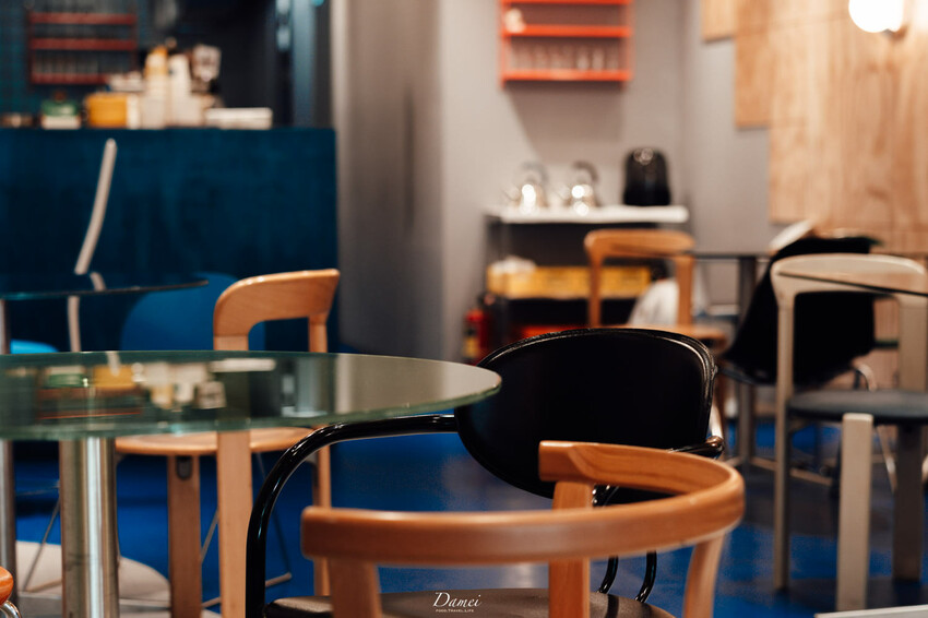 台北信義｜GinGin Coffee Company 信義店-強烈色彩的全日咖啡餐酒空間，文昌街裡的咖啡館 - 大妹 Damei｜台北咖啡廳、韓國旅遊、台北美食、台灣旅宿