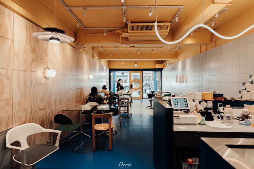 台北信義｜GinGin Coffee Company 信義店-強烈色彩的全日咖啡餐酒空間，文昌街裡的咖啡館 - 大妹 Damei｜台北咖啡廳、韓國旅遊、台北美食、台灣旅宿