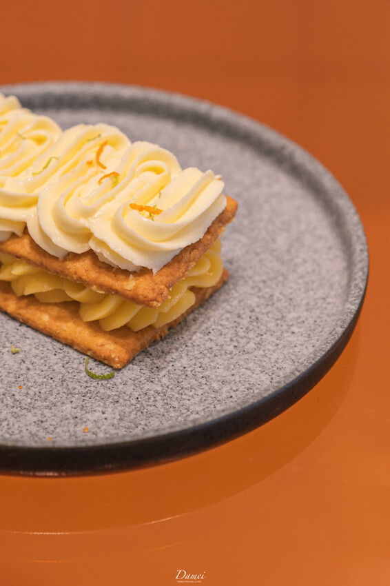 台北信義｜GinGin Coffee Company 信義店-強烈色彩的全日咖啡餐酒空間，文昌街裡的咖啡館 - 大妹 Damei｜台北咖啡廳、韓國旅遊、台北美食、台灣旅宿