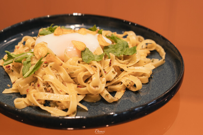 台北信義｜GinGin Coffee Company 信義店-強烈色彩的全日咖啡餐酒空間，文昌街裡的咖啡館 - 大妹 Damei｜台北咖啡廳、韓國旅遊、台北美食、台灣旅宿