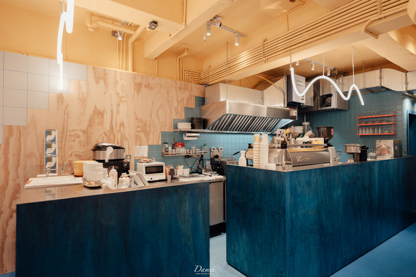 台北信義｜GinGin Coffee Company 信義店-強烈色彩的全日咖啡餐酒空間，文昌街裡的咖啡館 - 大妹 Damei｜台北咖啡廳、韓國旅遊、台北美食、台灣旅宿