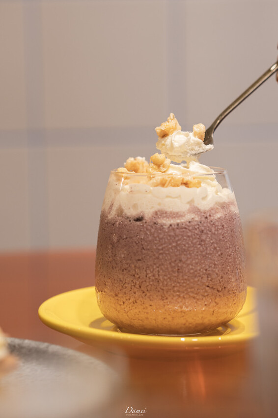 台北信義｜GinGin Coffee Company 信義店-強烈色彩的全日咖啡餐酒空間，文昌街裡的咖啡館 - 大妹 Damei｜台北咖啡廳、韓國旅遊、台北美食、台灣旅宿