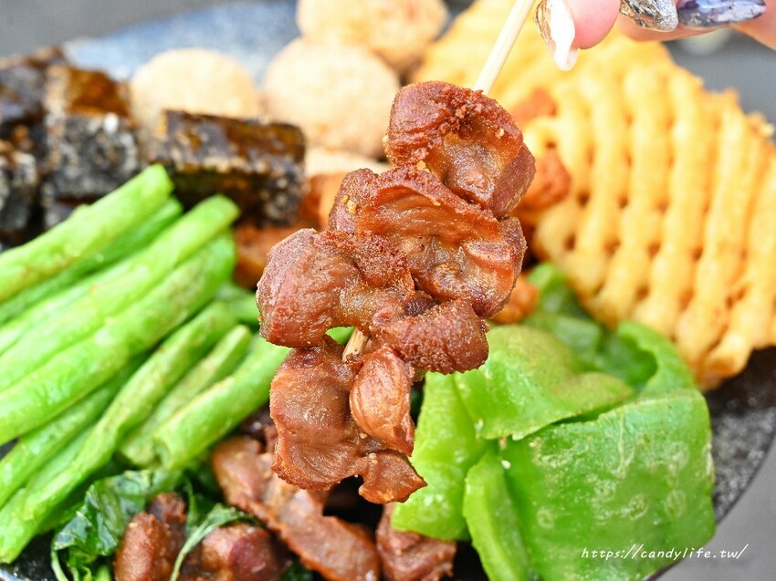 潮麻吉｜台中最潮雞排店就是這一間！六種口味香雞排，香酥、脆皮兩種口感，還有各式炸物也很厲害！