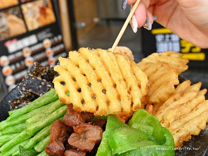 潮麻吉｜台中最潮雞排店就是這一間！六種口味香雞排，香酥、脆皮兩種口感，還有各式炸物也很厲害！