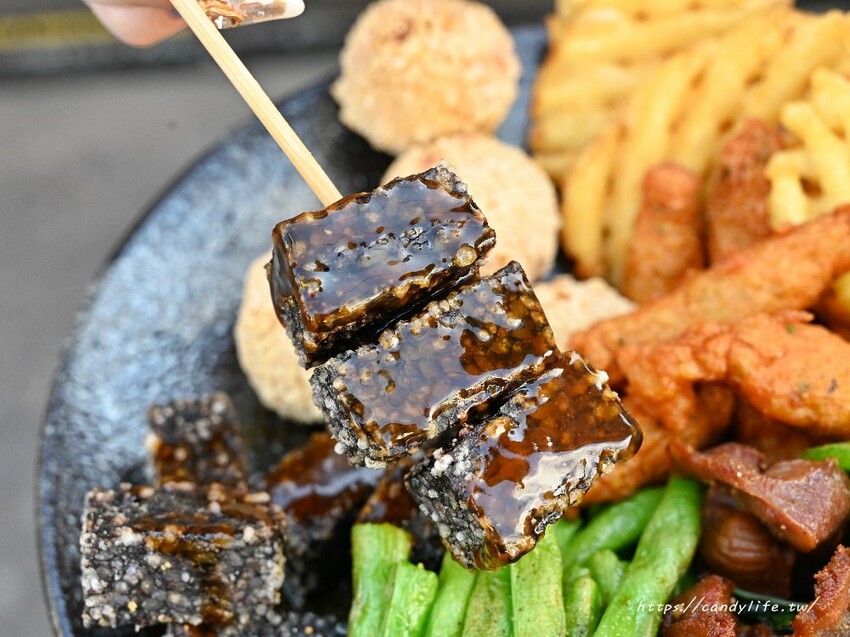 潮麻吉｜台中最潮雞排店就是這一間！六種口味香雞排，香酥、脆皮兩種口感，還有各式炸物也很厲害！