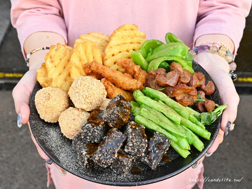 潮麻吉｜台中最潮雞排店就是這一間！六種口味香雞排，香酥、脆皮兩種口感，還有各式炸物也很厲害！