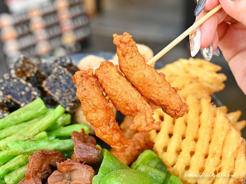 潮麻吉｜台中最潮雞排店就是這一間！六種口味香雞排，香酥、脆皮兩種口感，還有各式炸物也很厲害！