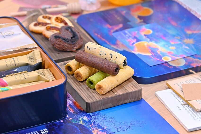 台中伴手禮推薦 超美漫步星瀚中秋鐵盒 高質感灌餡蛋捲8種口味好驚豔/青鳥旅行蛋捲