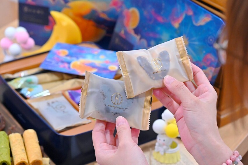 台中伴手禮推薦 超美漫步星瀚中秋鐵盒 高質感灌餡蛋捲8種口味好驚豔/青鳥旅行蛋捲