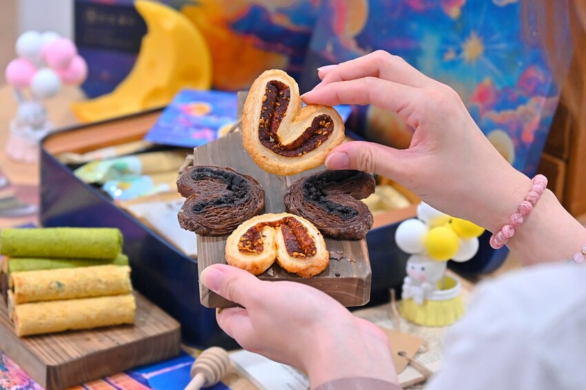 台中伴手禮推薦 超美漫步星瀚中秋鐵盒 高質感灌餡蛋捲8種口味好驚豔/青鳥旅行蛋捲