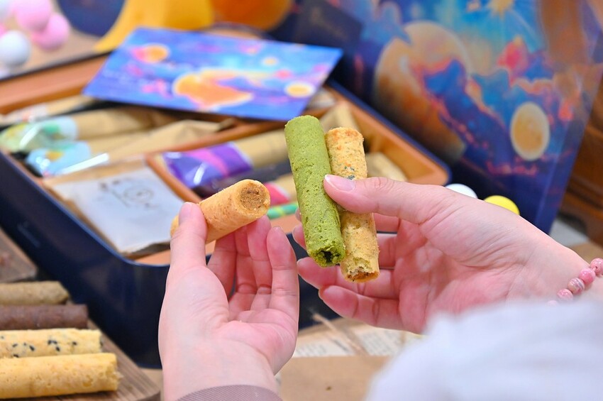 台中伴手禮推薦 超美漫步星瀚中秋鐵盒 高質感灌餡蛋捲8種口味好驚豔/青鳥旅行蛋捲