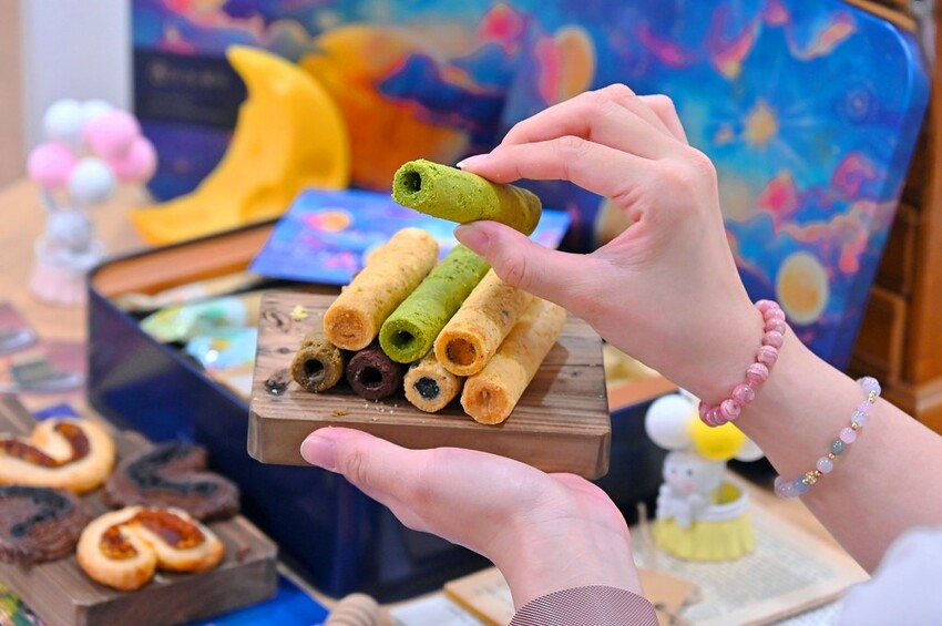 台中伴手禮推薦 超美漫步星瀚中秋鐵盒 高質感灌餡蛋捲8種口味好驚豔/青鳥旅行蛋捲