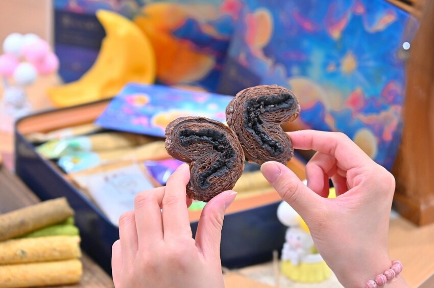 台中伴手禮推薦 超美漫步星瀚中秋鐵盒 高質感灌餡蛋捲8種口味好驚豔/青鳥旅行蛋捲