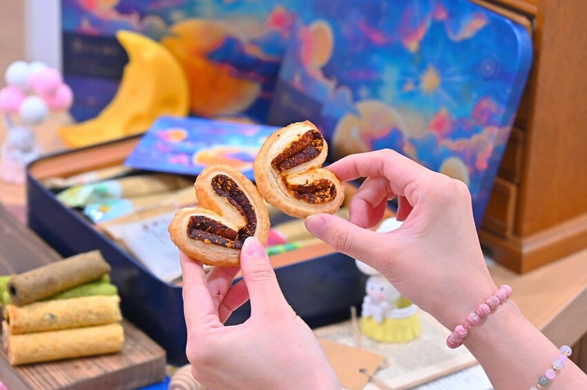 台中伴手禮推薦 超美漫步星瀚中秋鐵盒 高質感灌餡蛋捲8種口味好驚豔/青鳥旅行蛋捲