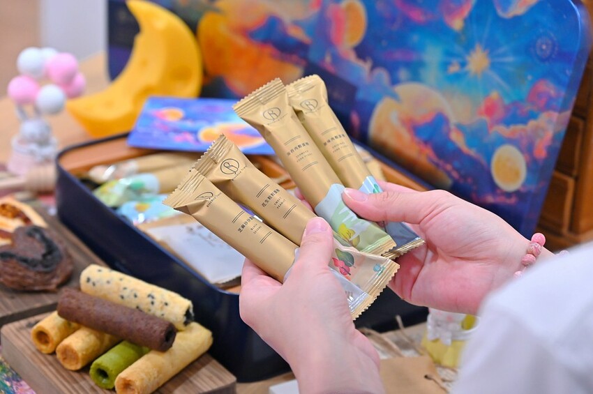 台中伴手禮推薦 超美漫步星瀚中秋鐵盒 高質感灌餡蛋捲8種口味好驚豔/青鳥旅行蛋捲