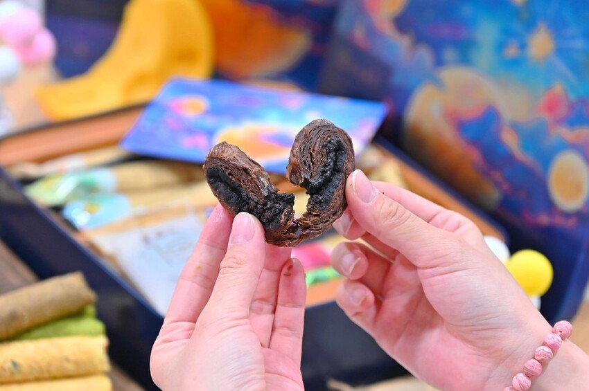 台中伴手禮推薦 超美漫步星瀚中秋鐵盒 高質感灌餡蛋捲8種口味好驚豔/青鳥旅行蛋捲