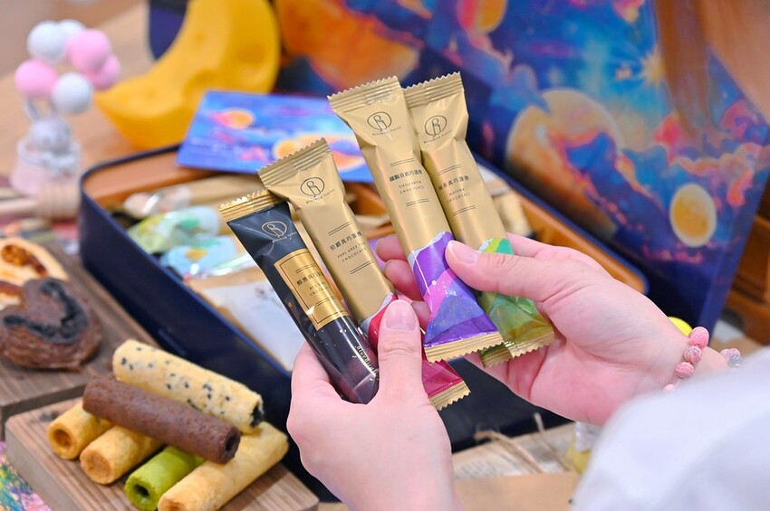 台中伴手禮推薦 超美漫步星瀚中秋鐵盒 高質感灌餡蛋捲8種口味好驚豔/青鳥旅行蛋捲