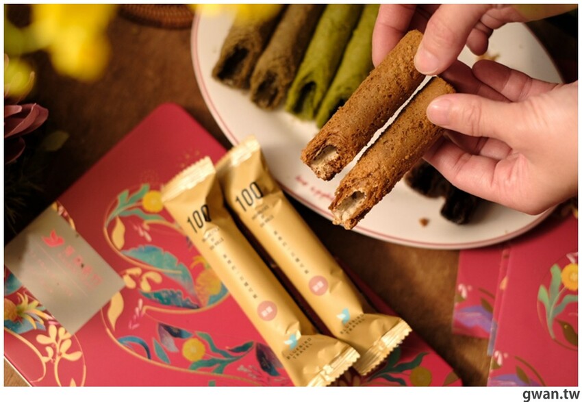 蛋捲內餡超飽滿，禮盒也很有質感，年節最常收到的伴手禮就是它！