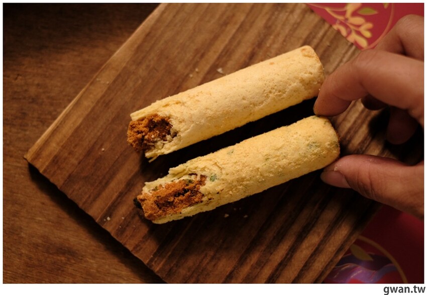 蛋捲內餡超飽滿，禮盒也很有質感，年節最常收到的伴手禮就是它！