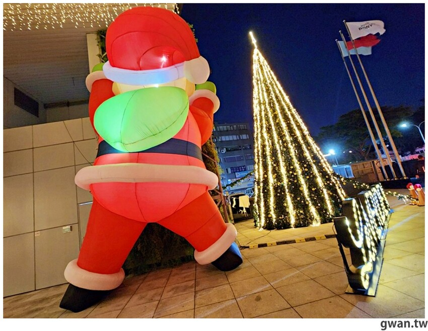 蛋捲內餡超飽滿，禮盒也很有質感，年節最常收到的伴手禮就是它！