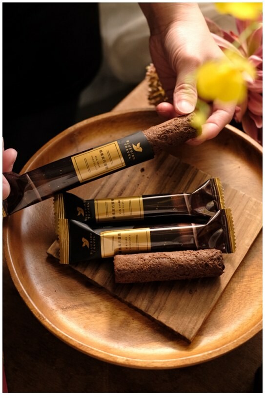 蛋捲內餡超飽滿，禮盒也很有質感，年節最常收到的伴手禮就是它！