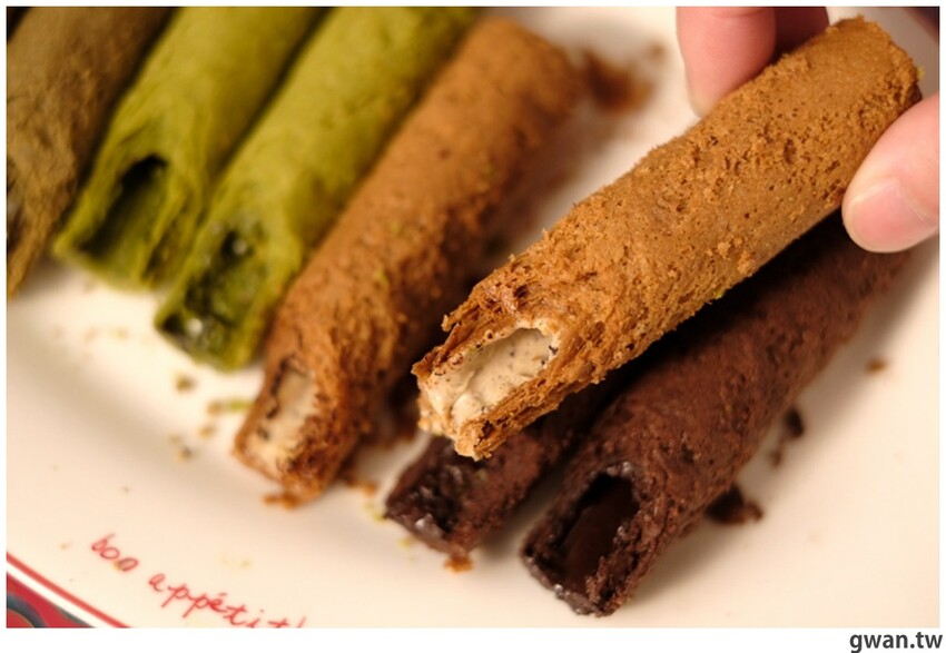 蛋捲內餡超飽滿，禮盒也很有質感，年節最常收到的伴手禮就是它！