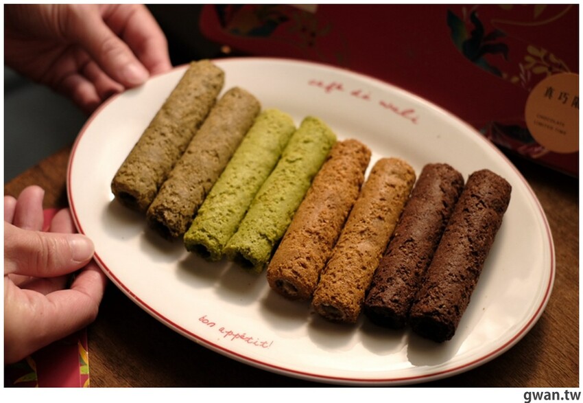 蛋捲內餡超飽滿，禮盒也很有質感，年節最常收到的伴手禮就是它！